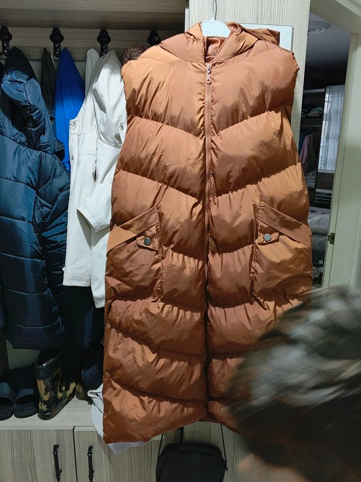 Kahverengi Kapüşonlu Kadın Şişme Yelek - Görsel 2