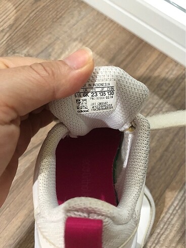 23 Beden beyaz Renk Adidas spor ayakkabı orjinal kız