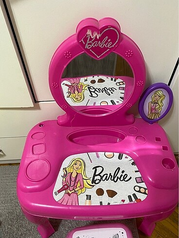 Barbie Barbie oyuncak makyaj masası