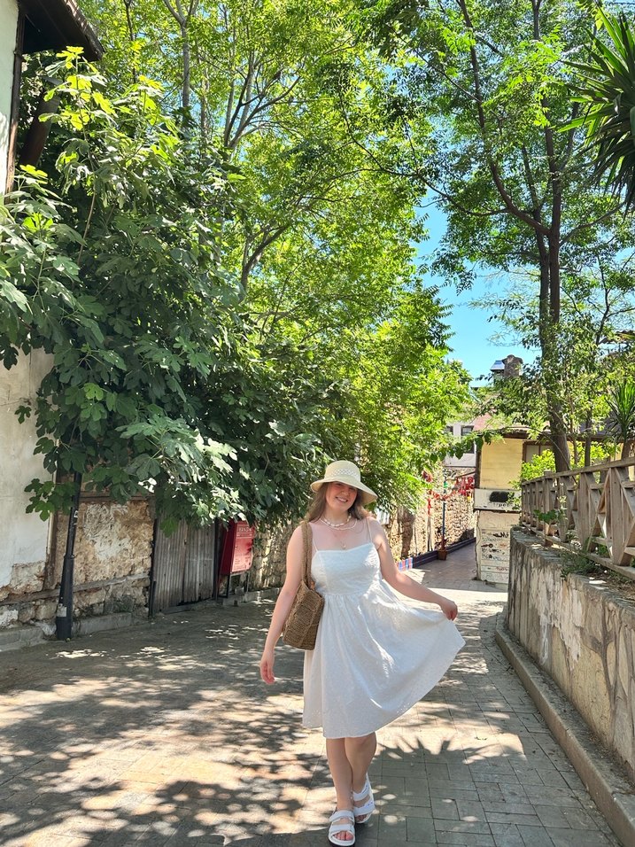 Beyaz Askılı Midi Elbise - Görsel 3