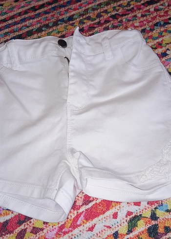 Rahat Kesim Beyaz Bağcıklı Kız Şortu - Görsel 2