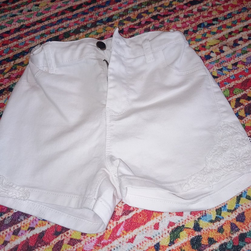 Rahat Kesim Beyaz Bağcıklı Kız Şortu - Görsel 2