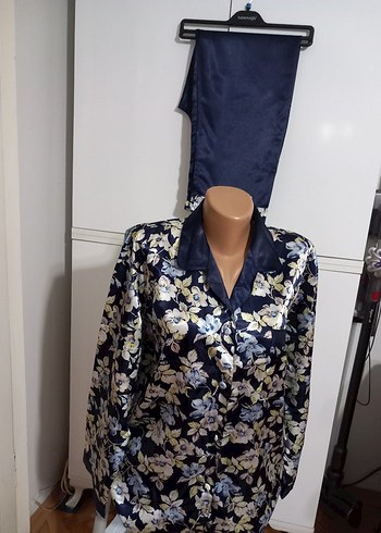 Çiçek Desenli Lacivert Kadın Pijama Takımı - Görsel 3