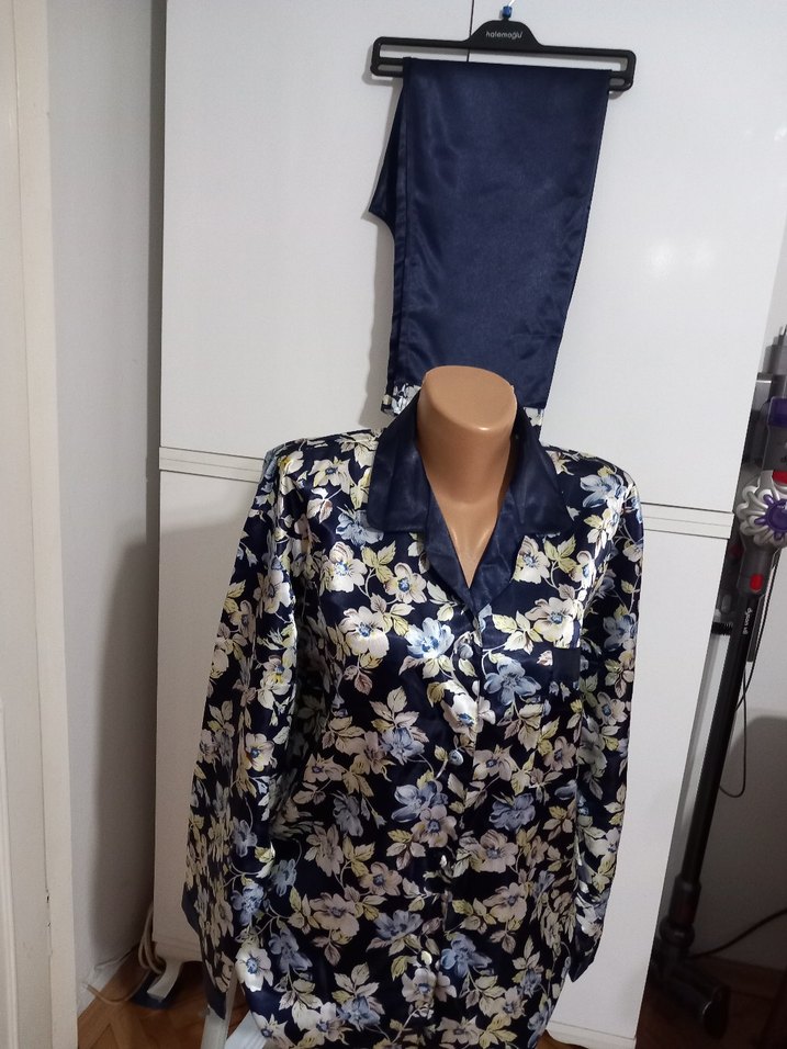 Çiçek Desenli Lacivert Kadın Pijama Takımı - Görsel 3