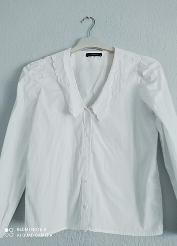 Yaka detaylı beyaz gömlek 
