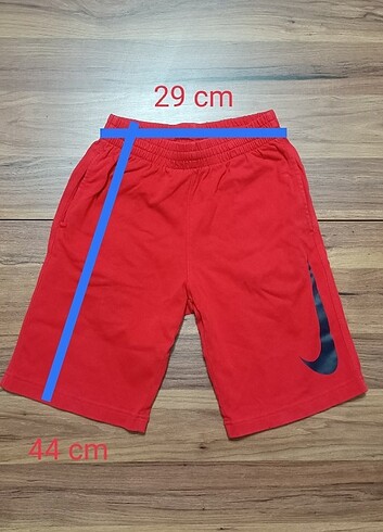 10 Yaş Beden kırmızı Renk Nike erkek çocuk short 8-10 yaş