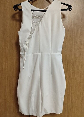 m Beden beyaz Renk Beyaz sırt ve göğüs detaylı elbise