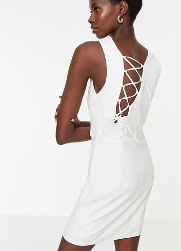 Beyaz sırt ve göğüs detaylı elbise