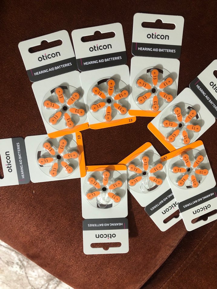 Bej İşitme Cihazı ve Sarı Taşıma Kutusu - Görsel 2