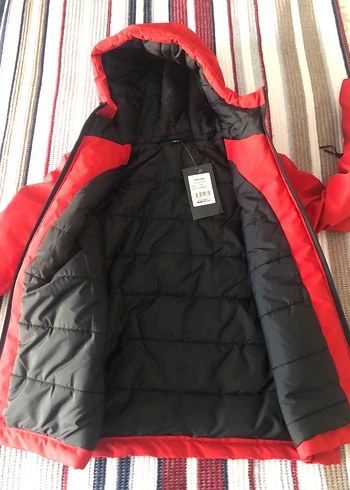 Kapüşonlu Kırmızı Erkek Çocuk Mont - Görsel 3