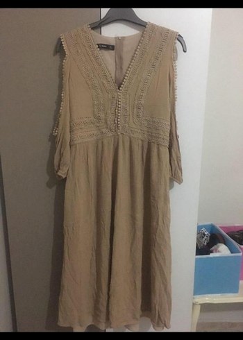 bej nakışlı elbise - Görsel 2