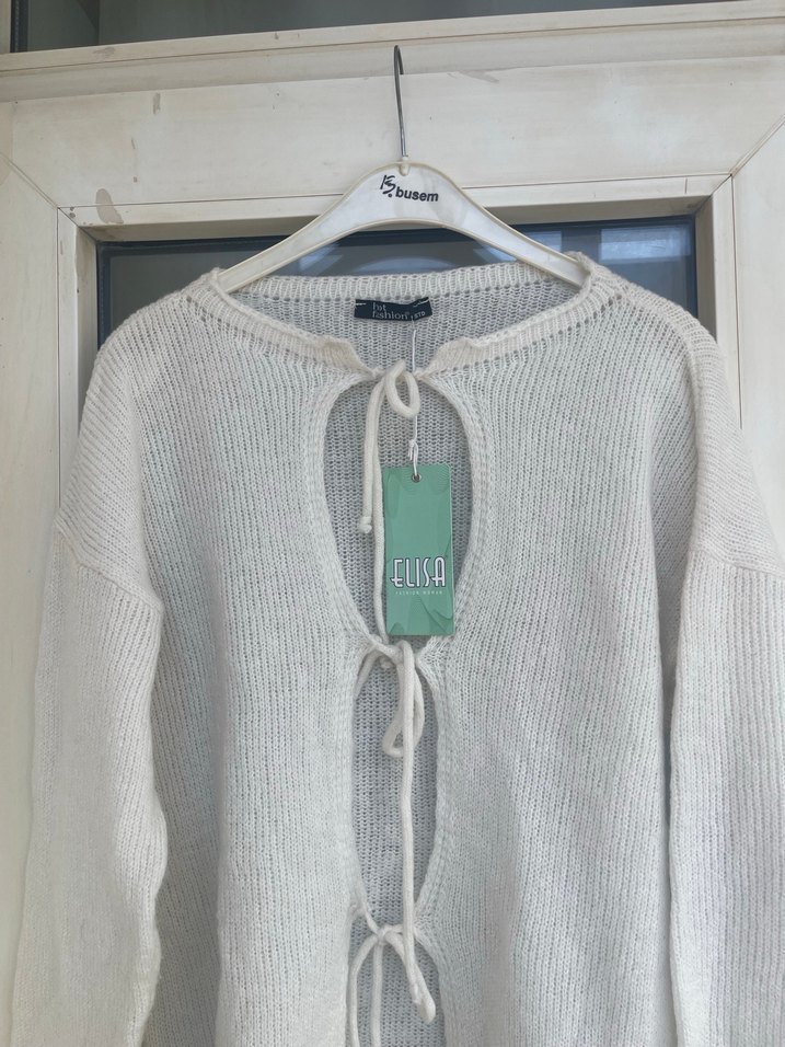 Beyaz renk bağlamalı hırka - Görsel 2