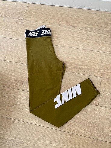 Nike Tayt