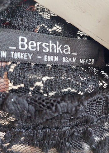 Bershka Siyah Dantel Yüksek Yakalı Uzun Kollu Bluz