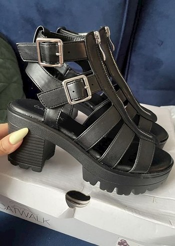 Tokalı Siyah Kadın Blok Topuklu Sandalet