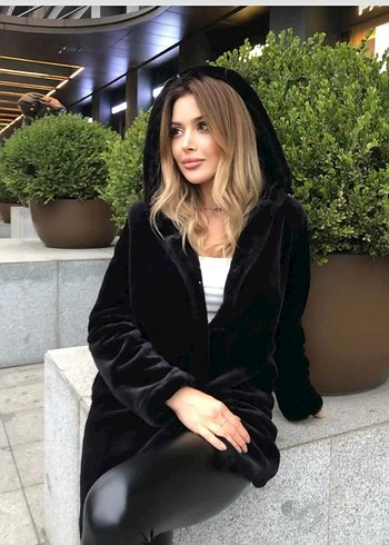 Siyah Kapüşonlu Peluş Kadın Mont
