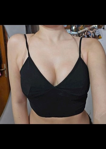 Siyah V Yaka İnce Askılı Crop Top - Görsel 2