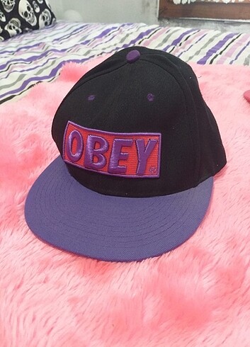 Obey şapka