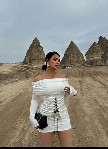 Kuş gözü korse detay elbise
