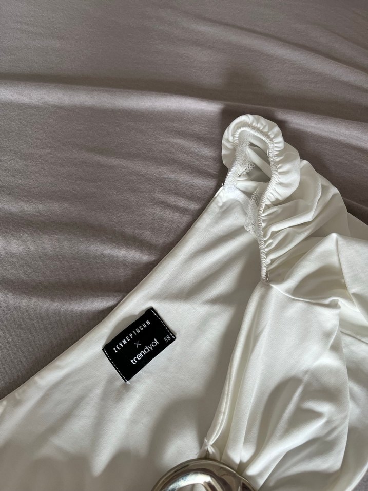 Beyaz Straplez Kemer Detaylı Uzun Kollu Bluz - Görsel 5