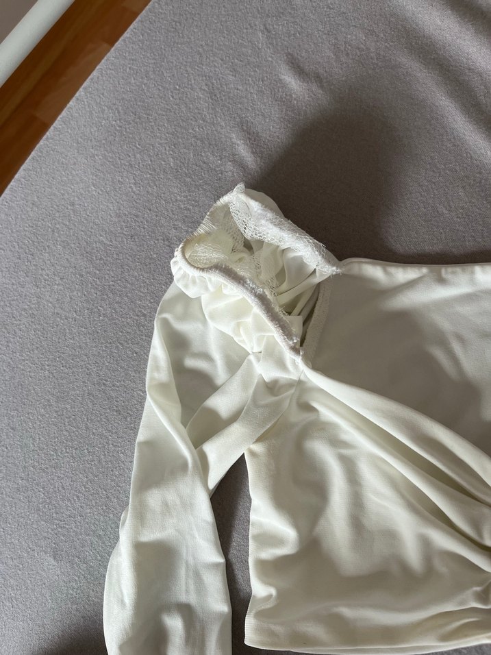 Beyaz Straplez Kemer Detaylı Uzun Kollu Bluz - Görsel 4