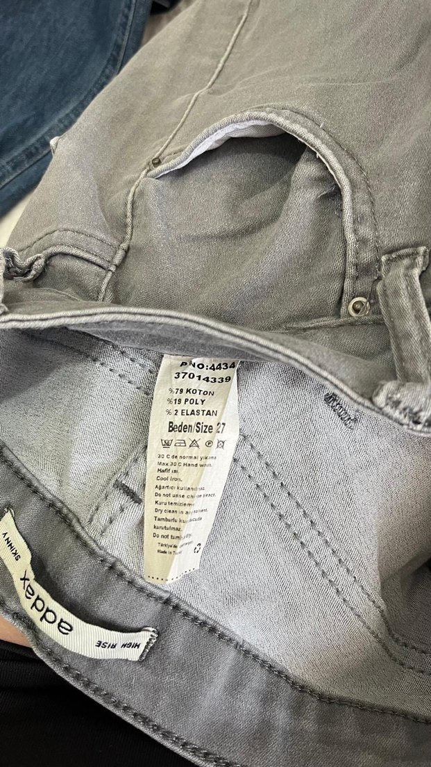 Kadın Gri Kemerli Dar Kesim Denim Pantolon - Görsel 4