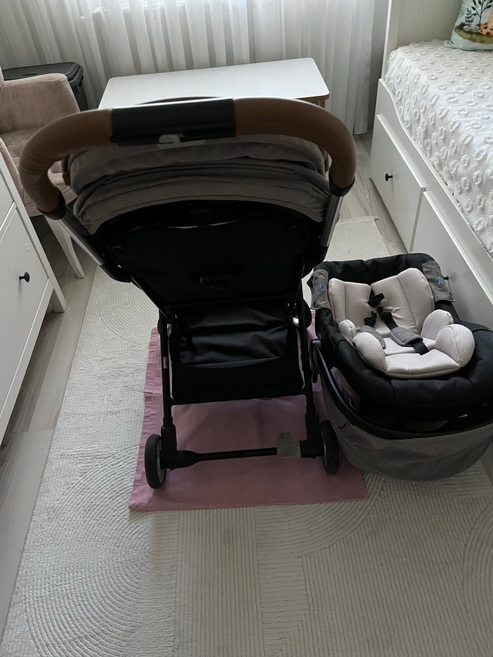 Gri ve Beyaz Bebek Arabası ve Oto Koltuğu - Görsel 2