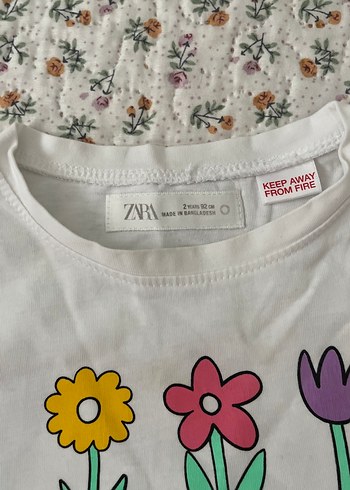 Beyaz Çiçek Baskılı Kız Tişörtü - Görsel 2
