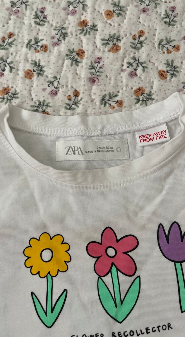 Beyaz Çiçek Baskılı Kız Tişörtü - Görsel 2