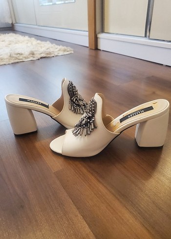 Boncuk İşlemeli Beyaz Kadın Topuklu Terlik - Görsel 8