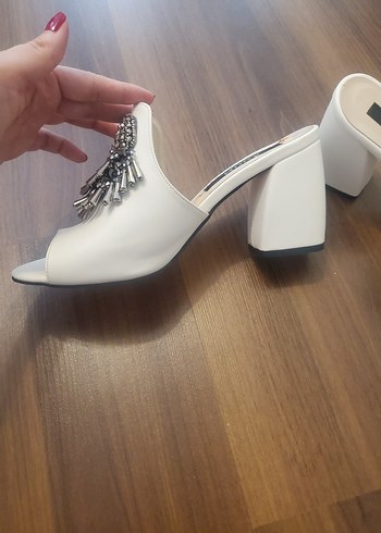 Boncuk İşlemeli Beyaz Kadın Topuklu Terlik - Görsel 11