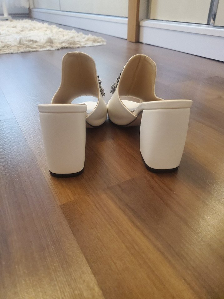 Boncuk İşlemeli Beyaz Kadın Topuklu Terlik - Görsel 4