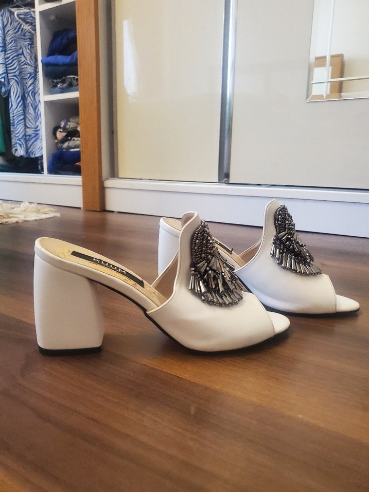 Boncuk İşlemeli Beyaz Kadın Topuklu Terlik - Görsel 2