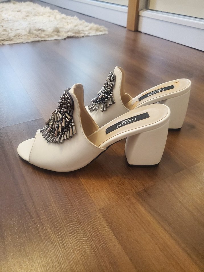 Boncuk İşlemeli Beyaz Kadın Topuklu Terlik - Görsel 3