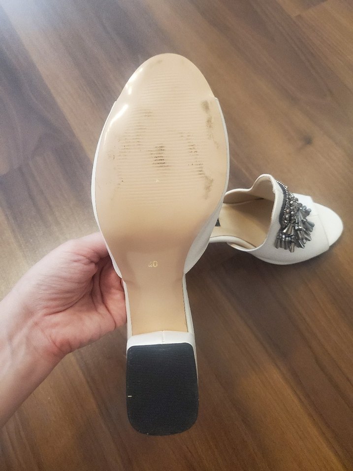 Boncuk İşlemeli Beyaz Kadın Topuklu Terlik - Görsel 5