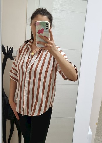 Düğmeli V Yaka Kahverengi Zebra Desenli Gömlek