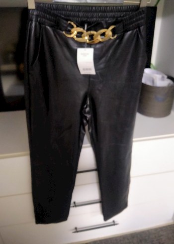 Zincir Detaylı Parlak Siyah Deri Kadın Pantolon - Görsel 7