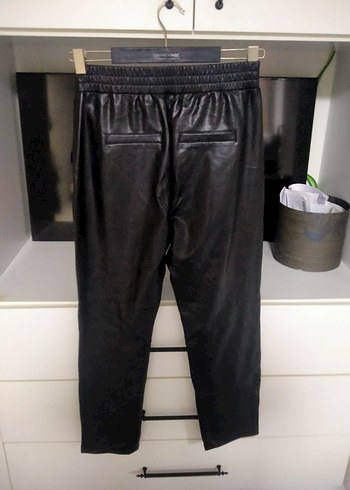 Zincir Detaylı Parlak Siyah Deri Kadın Pantolon - Görsel 4