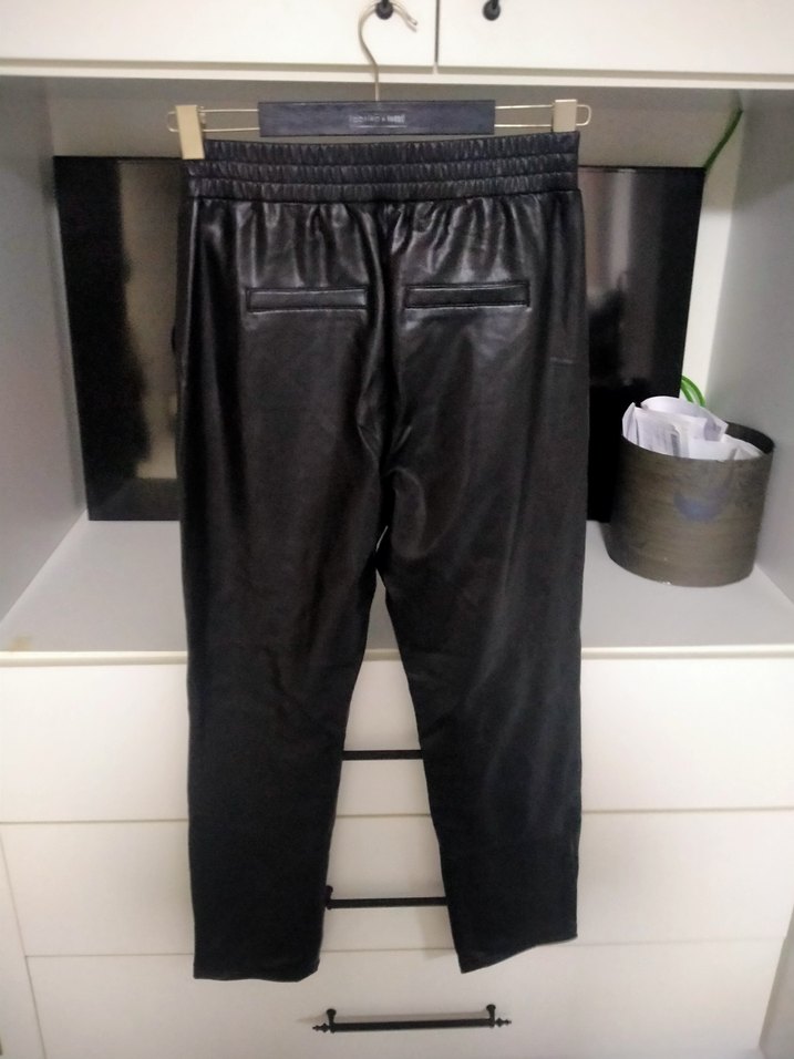 Zincir Detaylı Parlak Siyah Deri Kadın Pantolon - Görsel 4