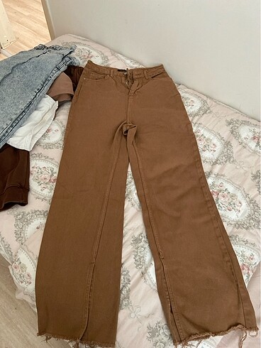 Kahverengi paçası yırtmaçlı pantolon