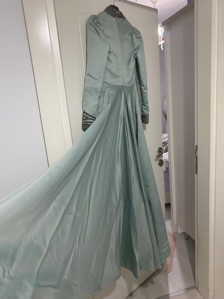 Zincir Detaylı Turkuaz Uzun Abiye Elbise - Görsel 5