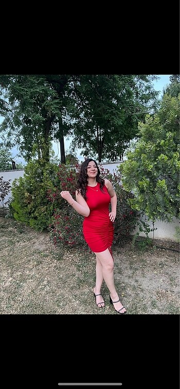 Kırmızı elbise