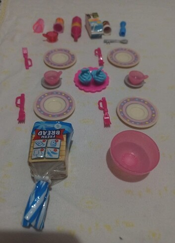 Barbie bebek mutfak eşyaları