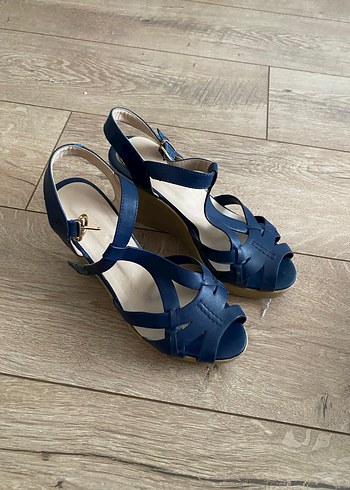 Mavi Tokalı Dolgu Topuklu Kadın Sandalet - Görsel 4