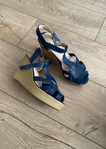 Mavi Tokalı Dolgu Topuklu Kadın Sandalet - Görsel 3