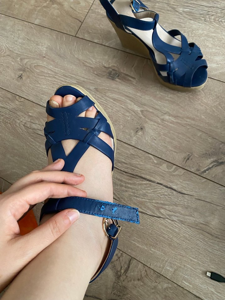 Mavi Tokalı Dolgu Topuklu Kadın Sandalet - Görsel 2