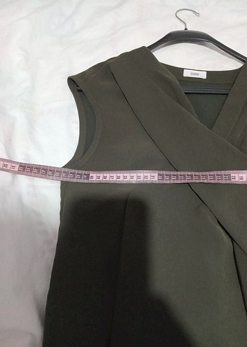 haki renk Detaylı tasarim Kolsuz bluz - Görsel 7