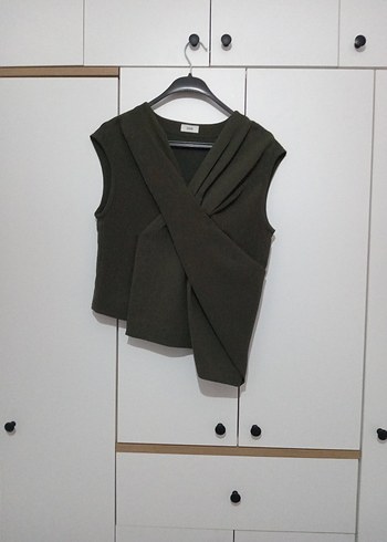 haki renk Detaylı tasarim Kolsuz bluz - Görsel 2