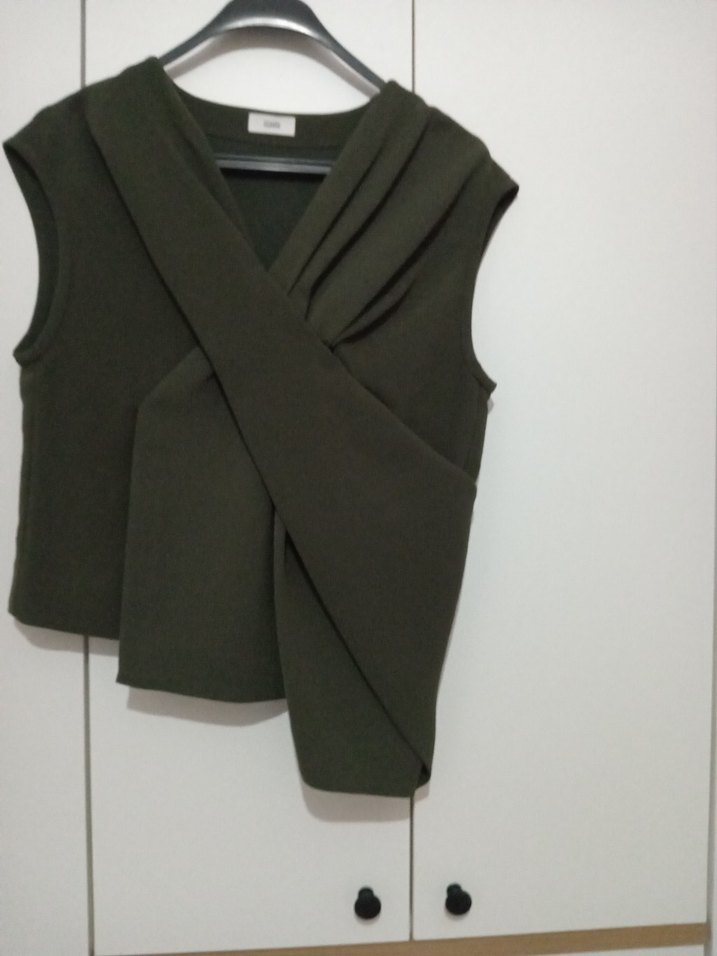 haki renk Detaylı tasarim Kolsuz bluz - Görsel 3