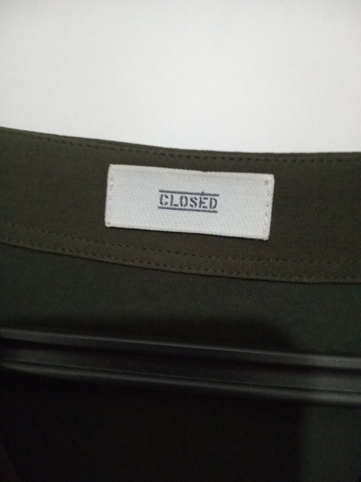 haki renk Detaylı tasarim Kolsuz bluz - Görsel 5